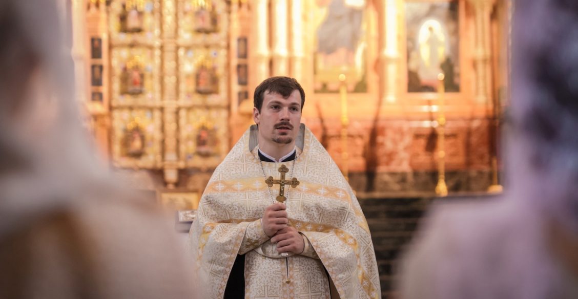 «Люди делятся опытом: в музей – 350 рублей, а на службу – бесплатно». Священник Спаса на Крови – о служении, армии и футболе