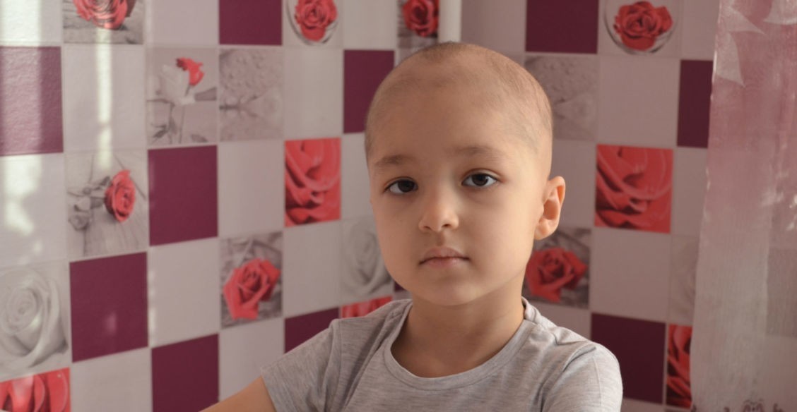 Если Тамина заплакала, значит ей очень больно. Она прошла один курс химии из девяти