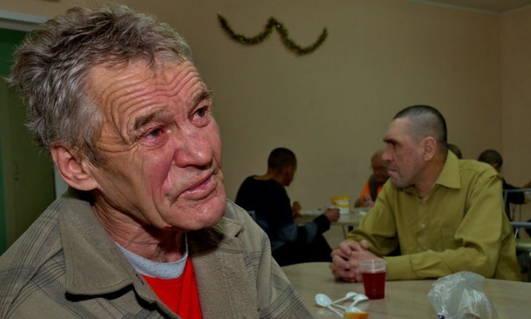 «Был я юридически неграмотный». Пенсионерка, учитель и бывший заключенный – как попадают в ночлежку