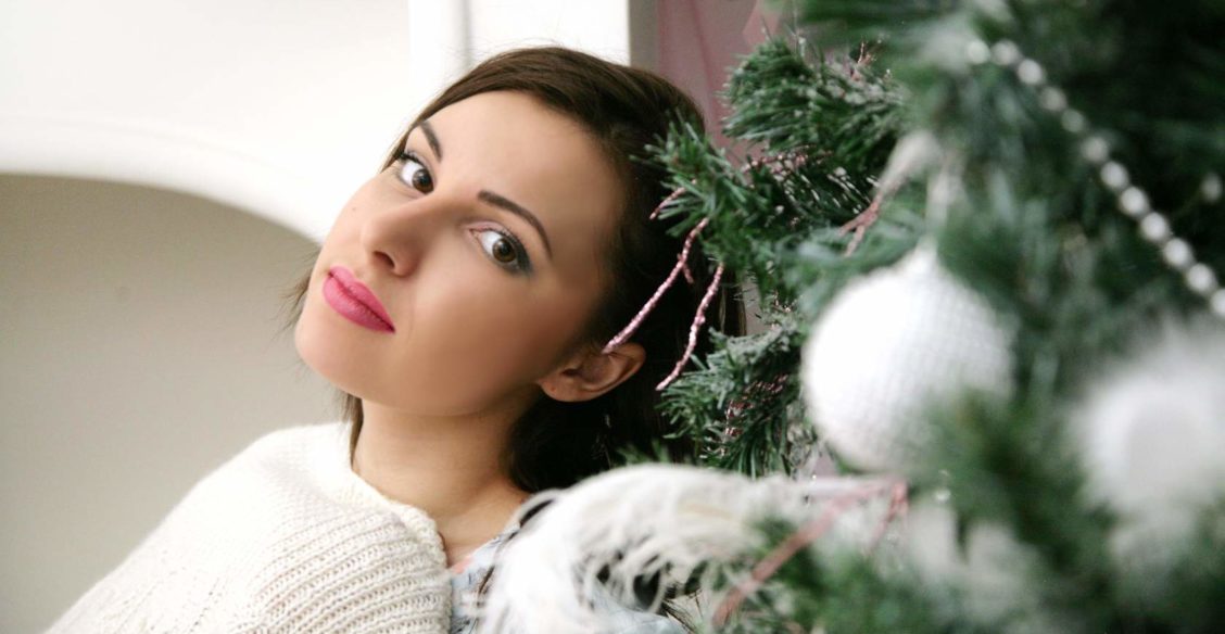 «Дети просят плюшевого мишку, а не айфон». Выпускница детского дома учит сирот верить в себя и Деда Мороза