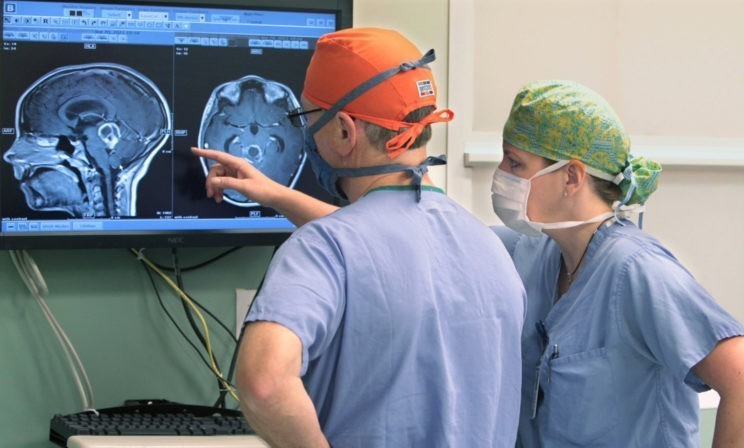 «Малейшая ошибка приведет к параличу». Нейрохирург о ненужных операциях и вопросах, которые стоит задать врачу