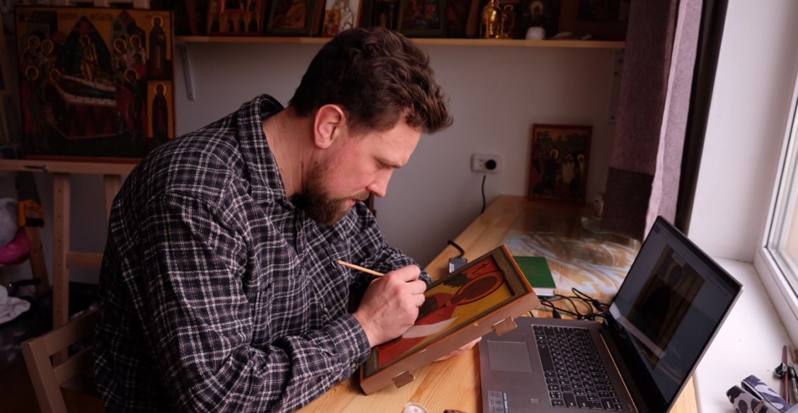 «Я рисовал граффити на заброшках и гаражах». Путь от стрит-арта – к созданию икон