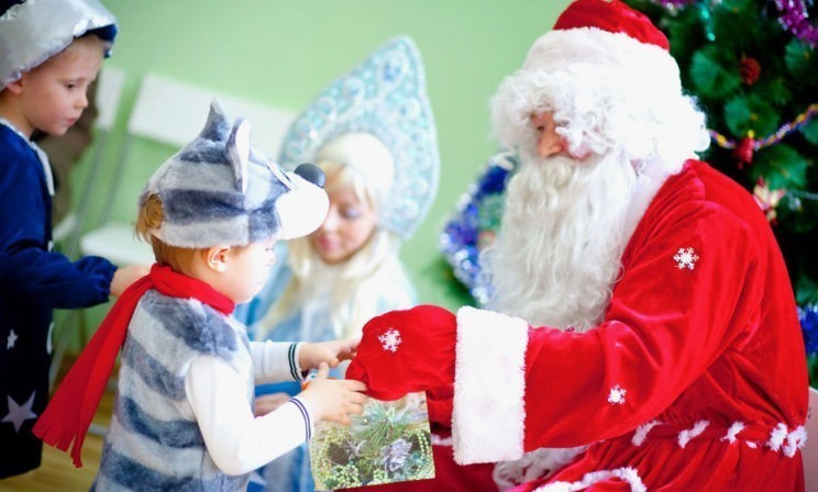 «Дарим сладкие! Нет, полезные!» Подарки в школе и саду - кому они нужны?