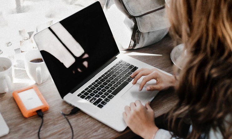 Дочь писала умершему отцу и однажды получила ответ. Это помогло ей справиться с болью