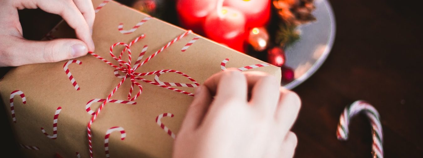 Кому помочь под Новый год? 12 возможностей подарить нужные подарки