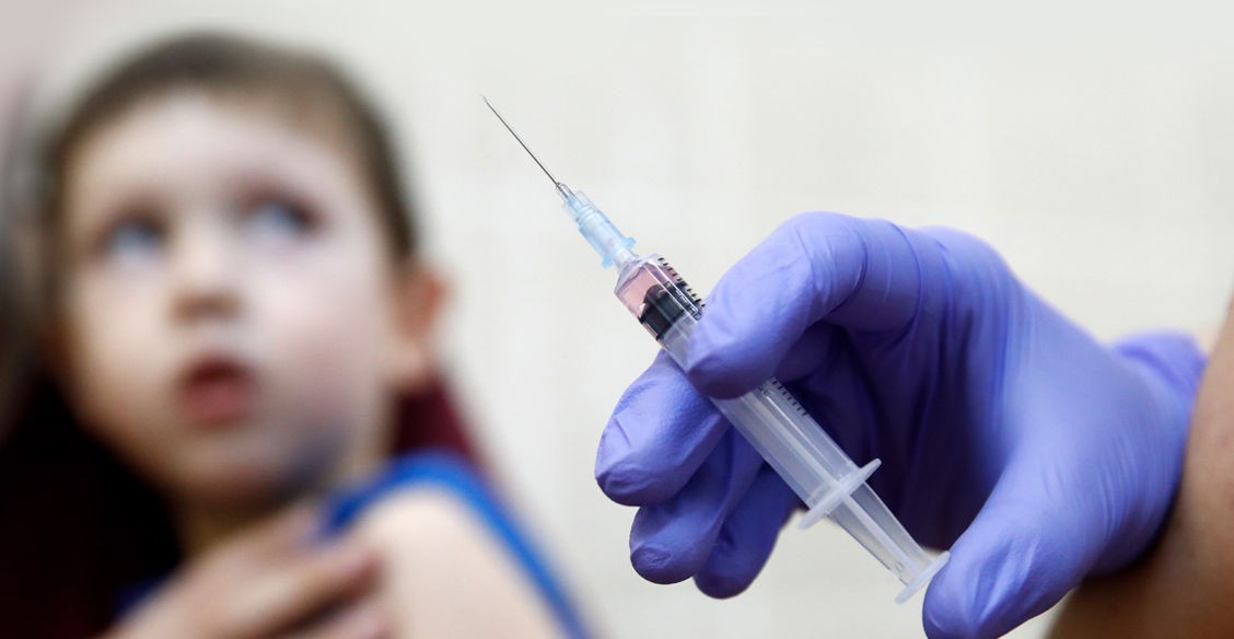 «Все пронизано антипрививочным духом, как радиацией». Почему люди отказываются прививать своих детей