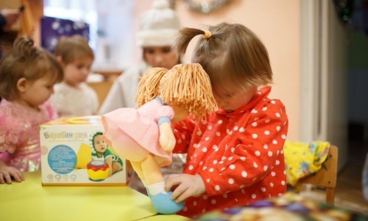 Люди продолжают покупать игрушки и конфеты для сирот. Почему это вредит, а не помогает