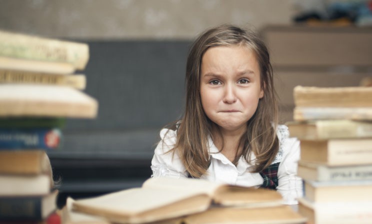 «Школа вешает на детей ярлыки с первого класса». Почему 79% российских школьников в стрессе из-за оценок