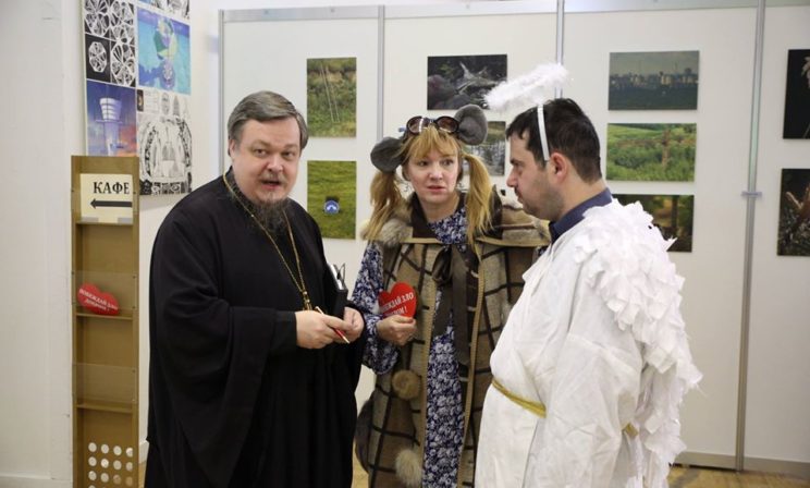 Причащал в ПНИ, приводил хиппарей в храм и был честным. Каким нам запомнился протоиерей Всеволод Чаплин