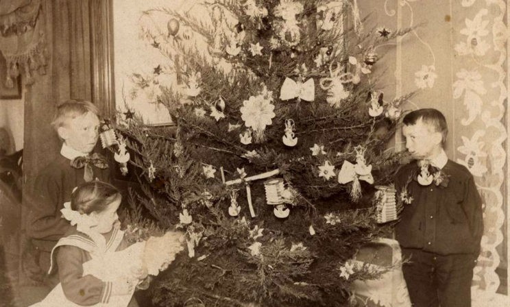 «Не хочешь – не бери, но такой красавицы не найдешь». Резной медальон и елка в тряпье в коммуналке у трех вокзалов