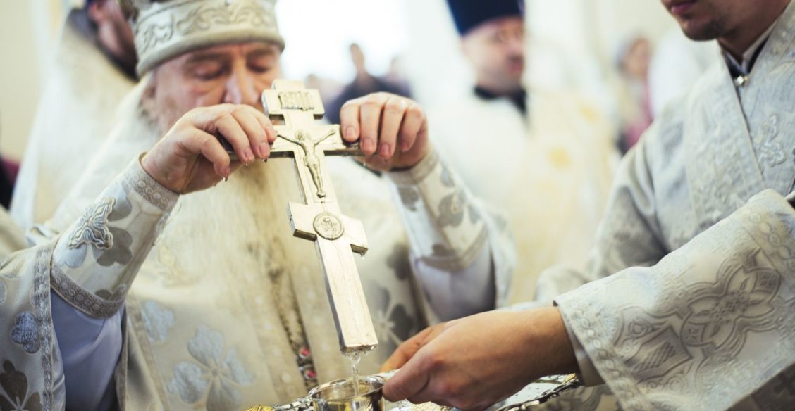 Ионы серебра, обливание кота и не ставить бутылку на землю. Суеверия о святой воде только прибавят вам грехов