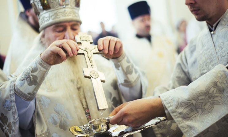 Ионы серебра, обливание кота и не ставить бутылку на землю. Суеверия о святой воде только прибавят вам грехов