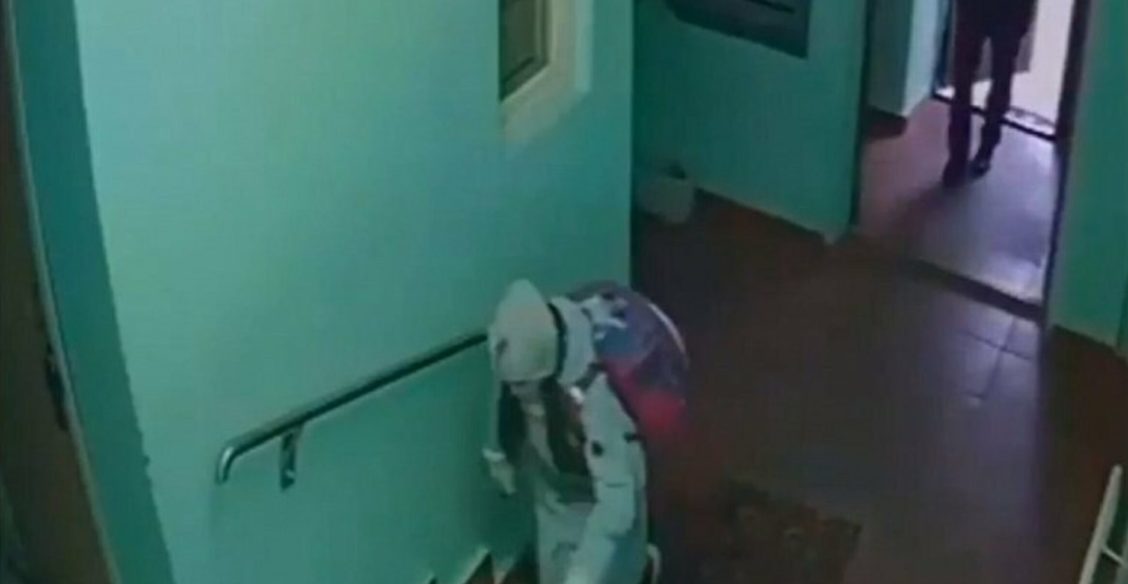 Незнакомец у подъезда: что делать ребенку? 20 правил безопасности от «Лизы Алерт»