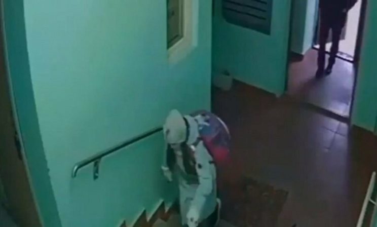 Незнакомец у подъезда: что делать ребенку? 20 правил безопасности от «Лизы Алерт»