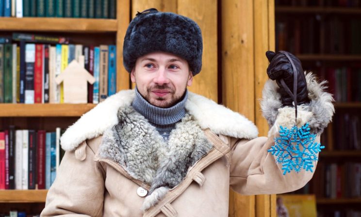 Тулуп, сапоги, термос - и можно еще почитать. Хозяин книжного приюта - о спасенных книгах и автографе Распутина