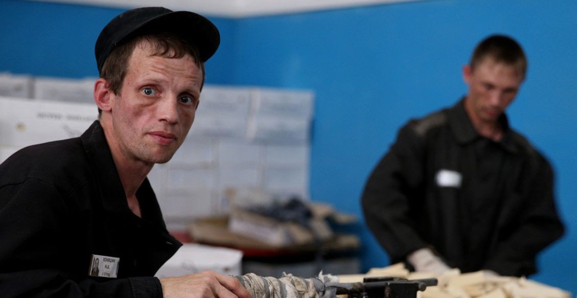 «Никому на работе не нужен бывший уголовник». На предприятиях будут создаваться колонии – что это значит?