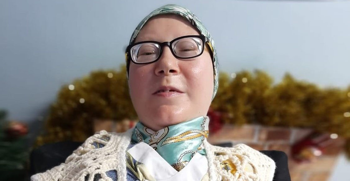 «Врачи думали, это опухоль, а анальгин не спасал от боли». Как живет девушка с каменеющим телом из Кемерова