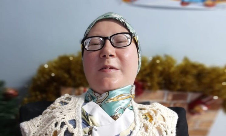 «Врачи думали, это опухоль, а анальгин не спасал от боли». Как живет девушка с каменеющим телом из Кемерова