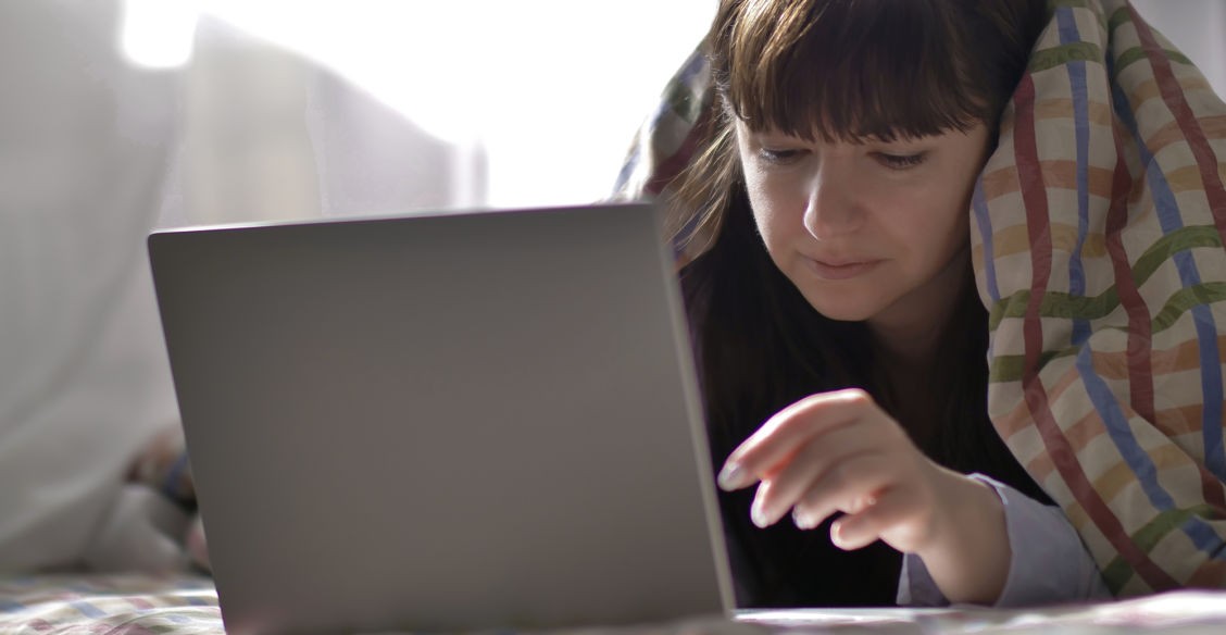 «Дергается кишечник, а внутри раскаленный шар». Как собирают деньги на лечение болезней, которых не существует