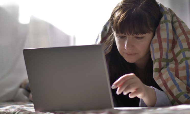 «Дергается кишечник, а внутри раскаленный шар». Как собирают деньги на лечение болезней, которых не существует