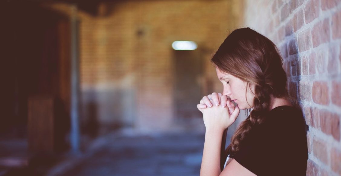 «Вычитываю акафисты – не помогают». Можно ли поругаться с Богом своими словами