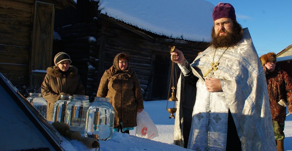 «Какая вода сильнее?» Люди годы в Церкви, но игра в святыньки не уходит