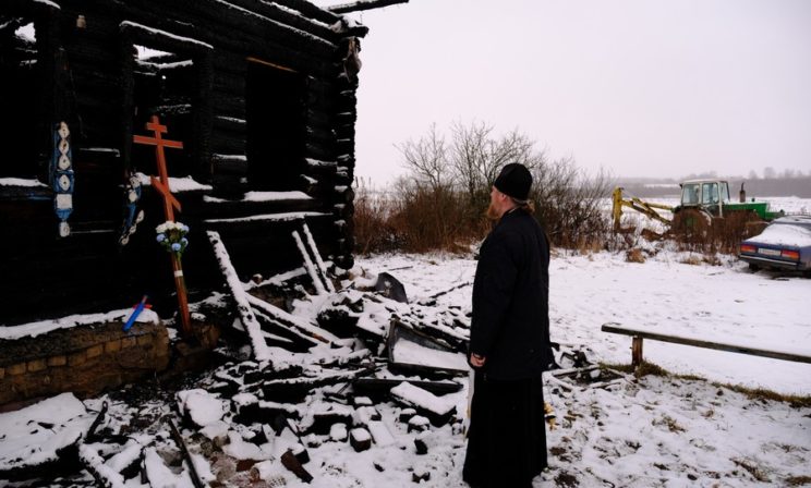 “Пожар рос с невероятной скоростью”. Как епископ, священники и прихожане помогают семье, где сгорели дети