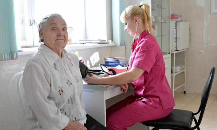 “Пожилым отказывают в высокотехнологичной медпомощи!” Главный гериатр Минздрава о том, почему эта новость - фейк