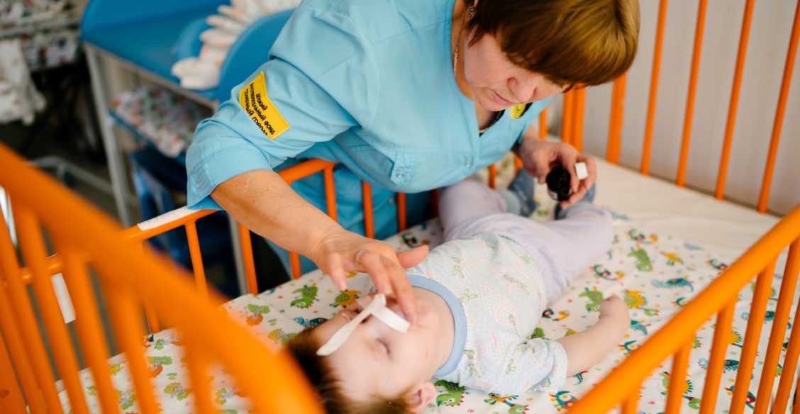 «Малыш заворачивался в пеленку и звал маму». Чем занимается няня для отказников