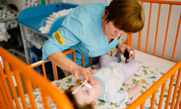 «Малыш заворачивался в пеленку и звал маму». Чем занимается няня для отказников