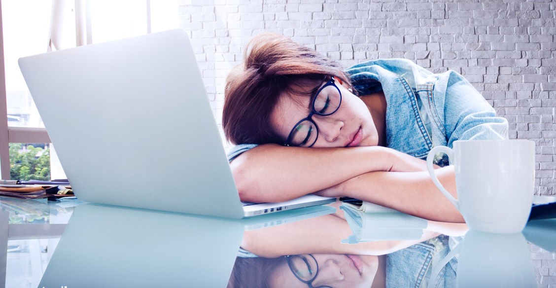 Мы укоряем себя за лень и ждем отпуска. Почему так сложно взять и отдохнуть?