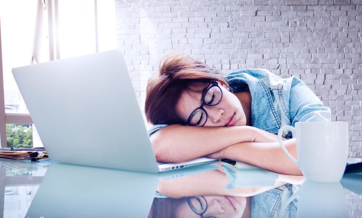 Мы укоряем себя за лень и ждем отпуска. Почему так сложно взять и отдохнуть?