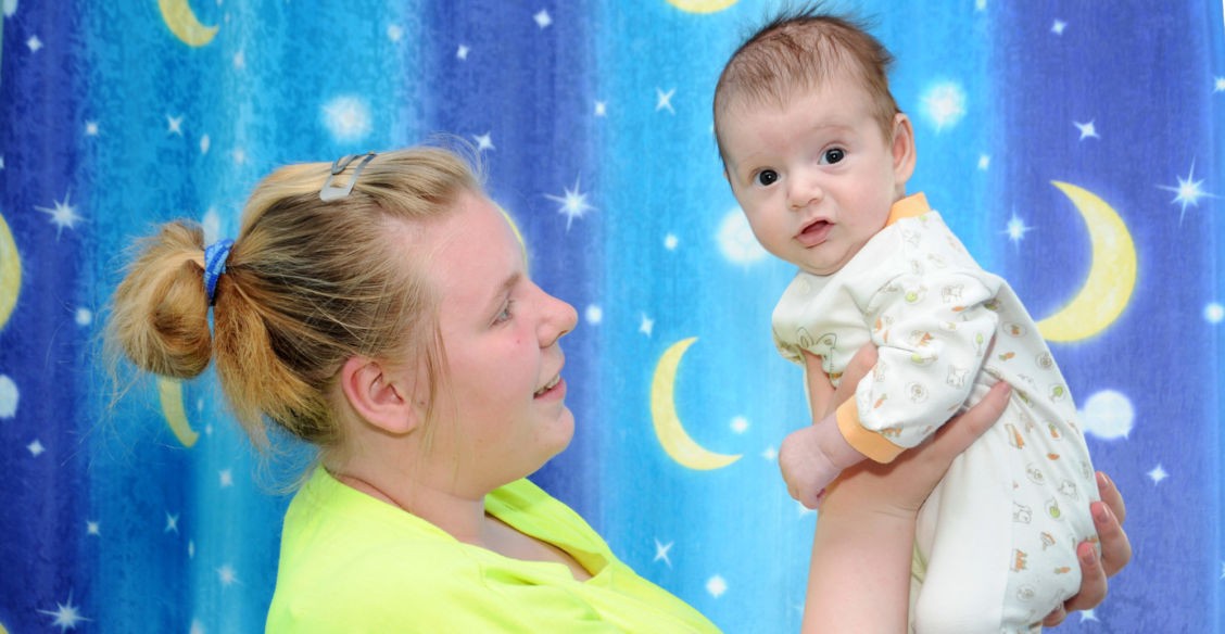 «Встречались, общались, все как-то само получилось». Как несовершеннолетних сирот учат быть мамами