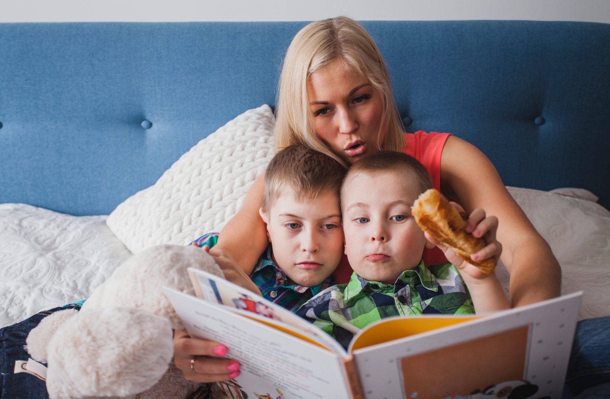 Сын читает про маму. Мама читает ребенку. Мама читает сказку. Мама читает сказку ребенку картинки. Мама читает книгу ребенку рисунок.