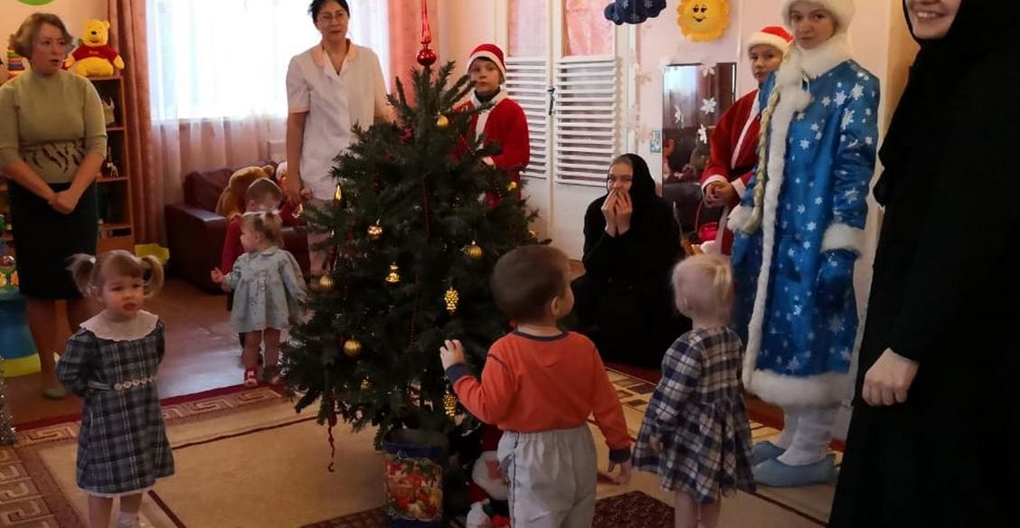 Благочинная – Дед Мороз, послушница – Снегурочка. Как один монастырь в Печоры с подарками ездил