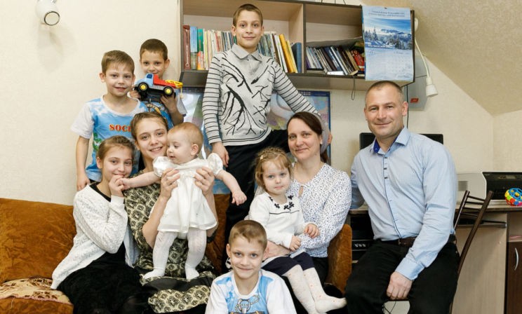 «Свекрови подчинялась во всем и корову доить научилась». Мама 10 детей – об осуждении, любви и родительском долге