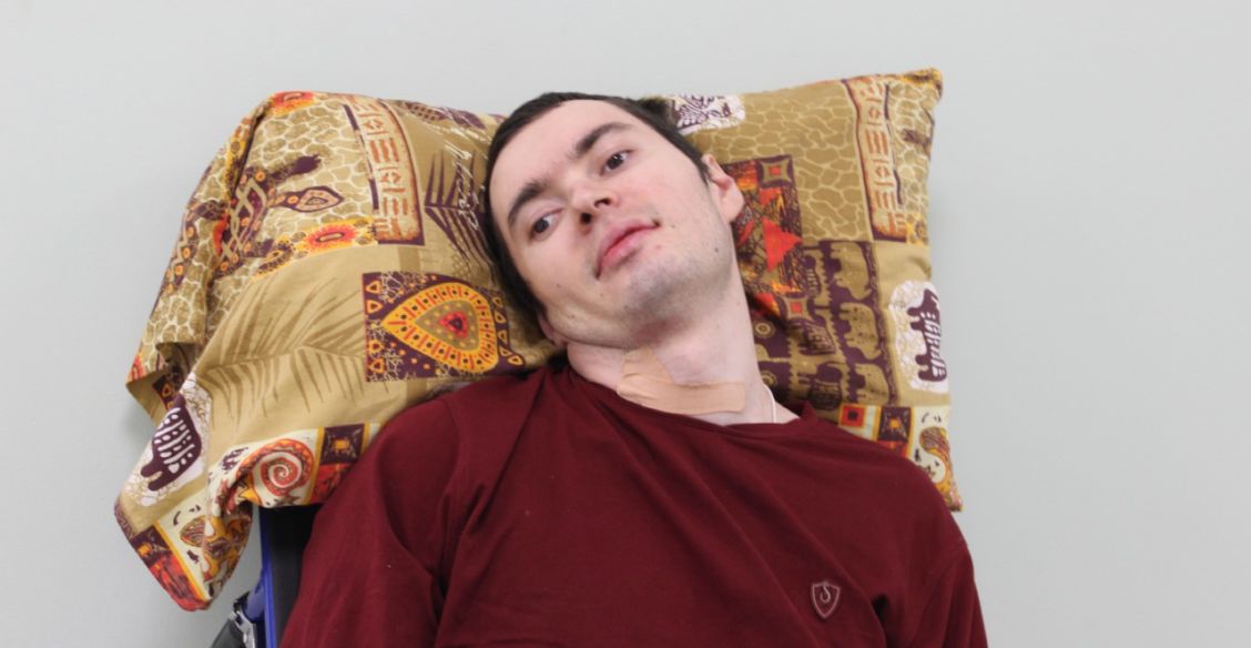 Удар был страшной силы, а за рулем был Артем. Теперь он лежит, а мама за ним ухаживает