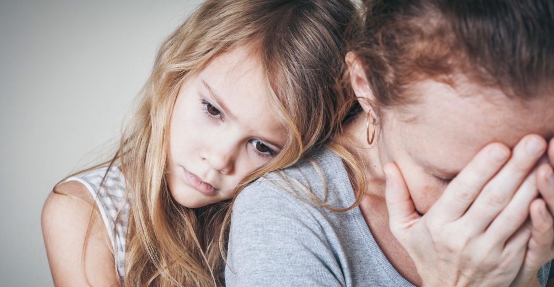 «Ты же меня не бросишь, малыш?» Что такое эмоциональный инцест