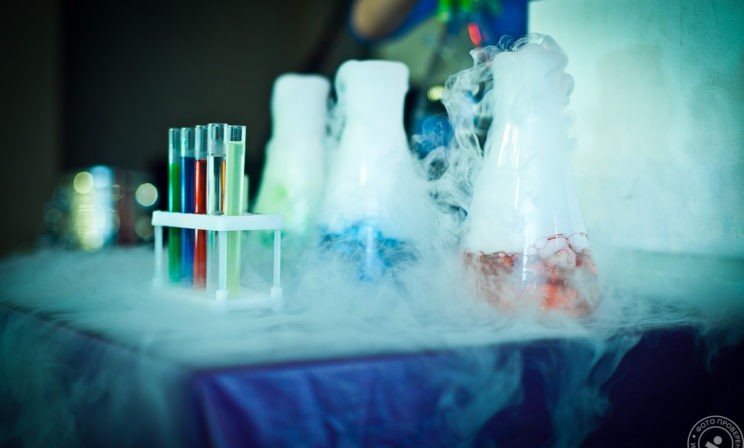 Три человека погибли в бассейне с сухим льдом. Врачи рассказали, опасен ли он