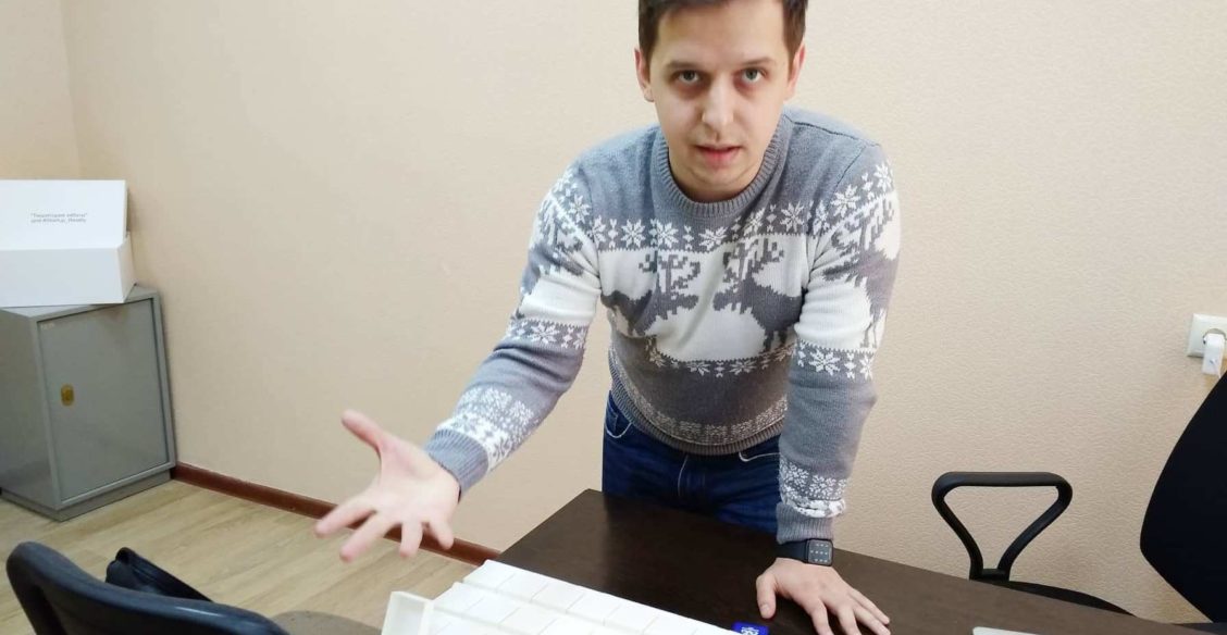 “Старики теряются и пускают в дом мошенников”. Что придумал инженер для своей бабушки с деменцией
