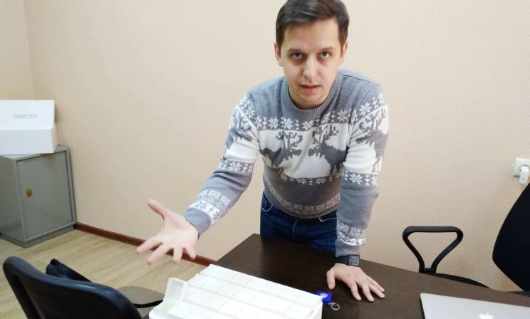 “Старики теряются и пускают в дом мошенников”. Что придумал инженер для своей бабушки с деменцией