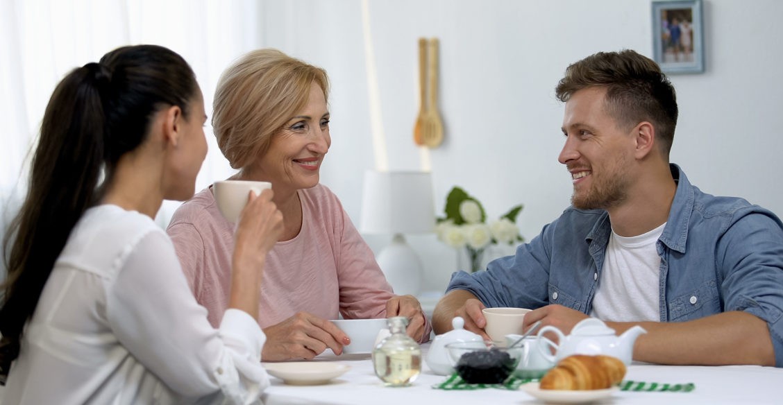 «Женился я на тебе, но бонусом шла твоя мама». Как дружно встретить Масленицу с тещей и свекровью