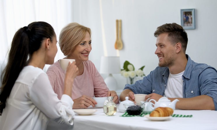 «Женился я на тебе, но бонусом шла твоя мама». Как дружно встретить Масленицу с тещей и свекровью