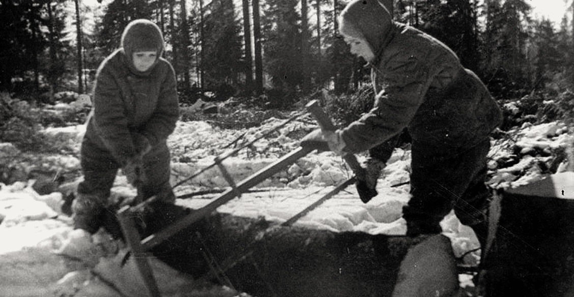 Лесоповал, общая баня и трудодень. Как работали люди в самый разгар войны