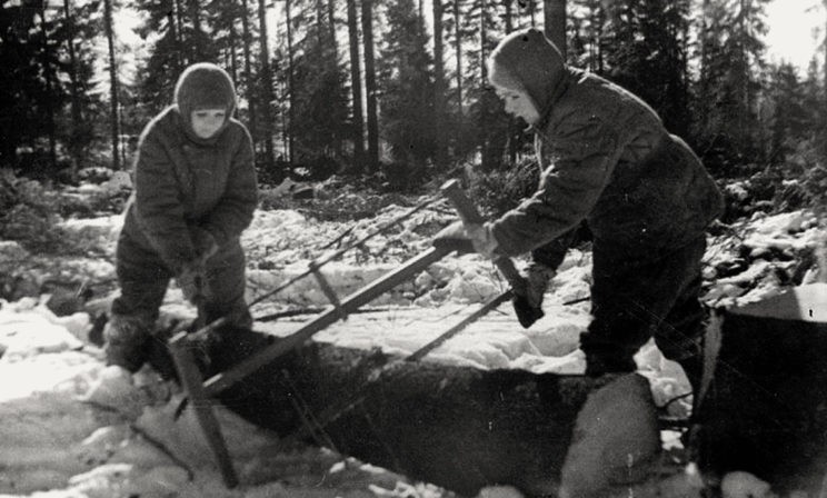 Лесоповал, общая баня и трудодень. Как работали люди в самый разгар войны