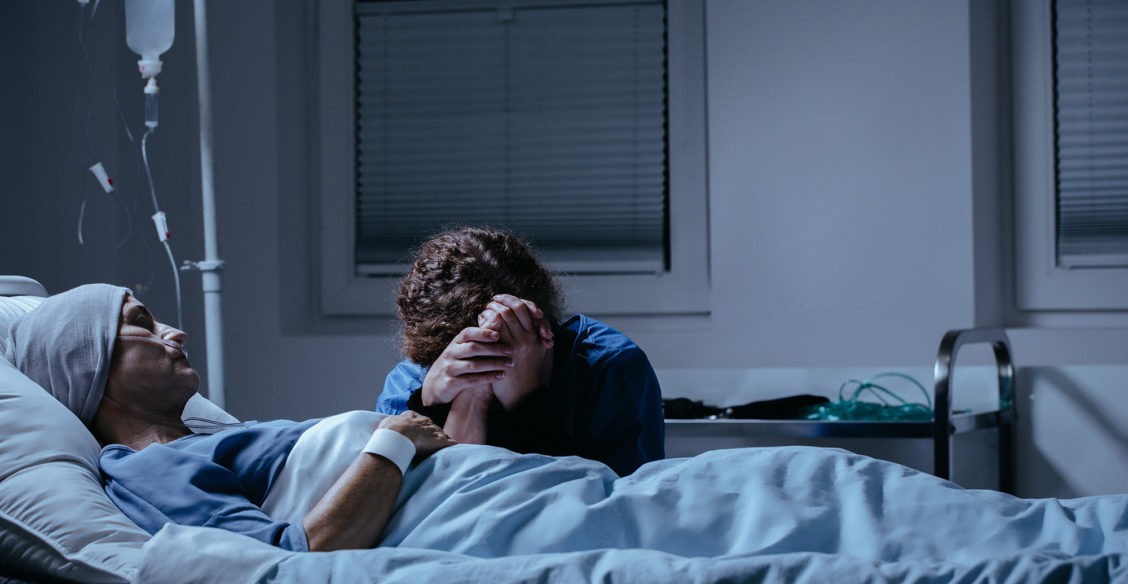 «Мой отец умирал от рака, а я наклеивала на лицо улыбку». Но если подавлять в себе боль, она только усилится