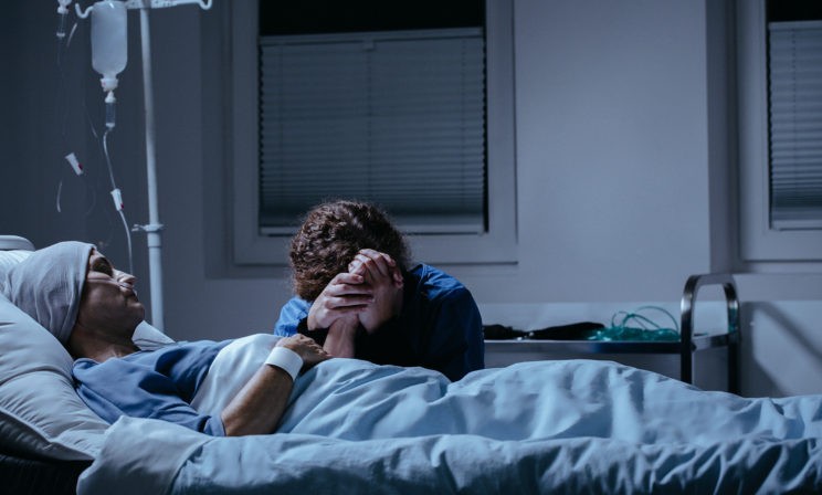 «Мой отец умирал от рака, а я наклеивала на лицо улыбку». Но если подавлять в себе боль, она только усилится