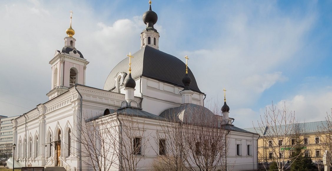 Мужчина напал на прихожан в московском храме, ранены два человека
