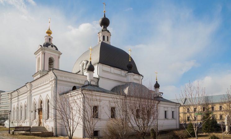 Мужчина напал на прихожан в московском храме, ранены два человека