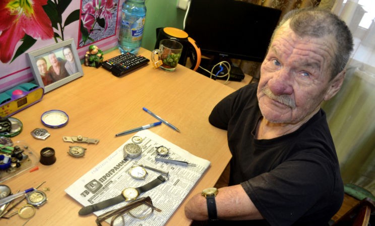 "На культю надеваю часы, отвертку в зубы - и кручу". Часовой мастер, у которого нет рук и ног